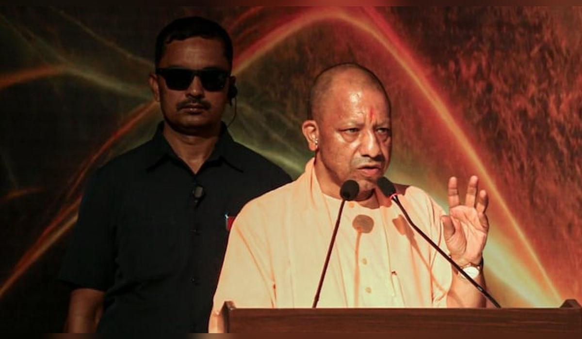 “Roads Are for Movement, Not Namaz”: Yogi Adityanath Issues Strong Warning Over Public Prayers