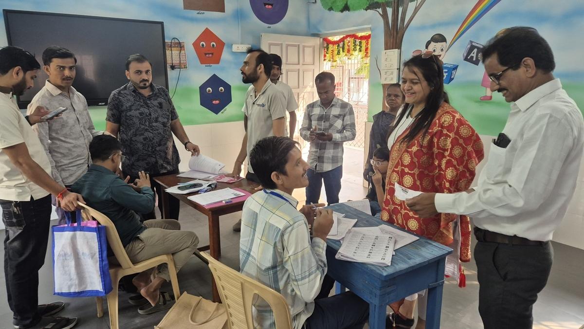 Image for 'વોર્ડ 17ની કોર્પોરેટર એડવોકેટ સ્વાતી ક્યાડા દ્વારા ચૂંટણી પંચના SIR અભિયાન અંતર્ગત મતદાર યાદી સુધારણા કાર્યમાં સહયોગ'