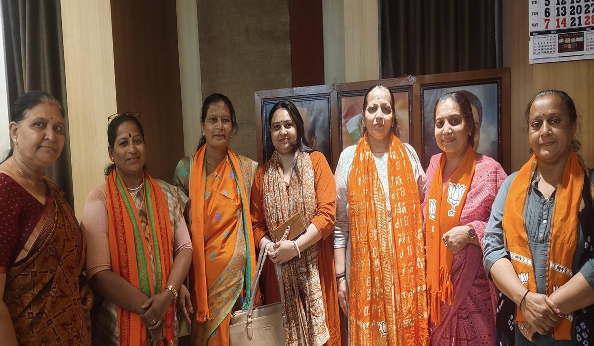 Image for 'બીજેપી નેતા અસ્મિતા હીરપરા આગામી કાર્યક્રમની તૈયારીને લઈને ખાનપુર કચેરી ખાતે યોજાયેલી બેઠકમાં હાજર'