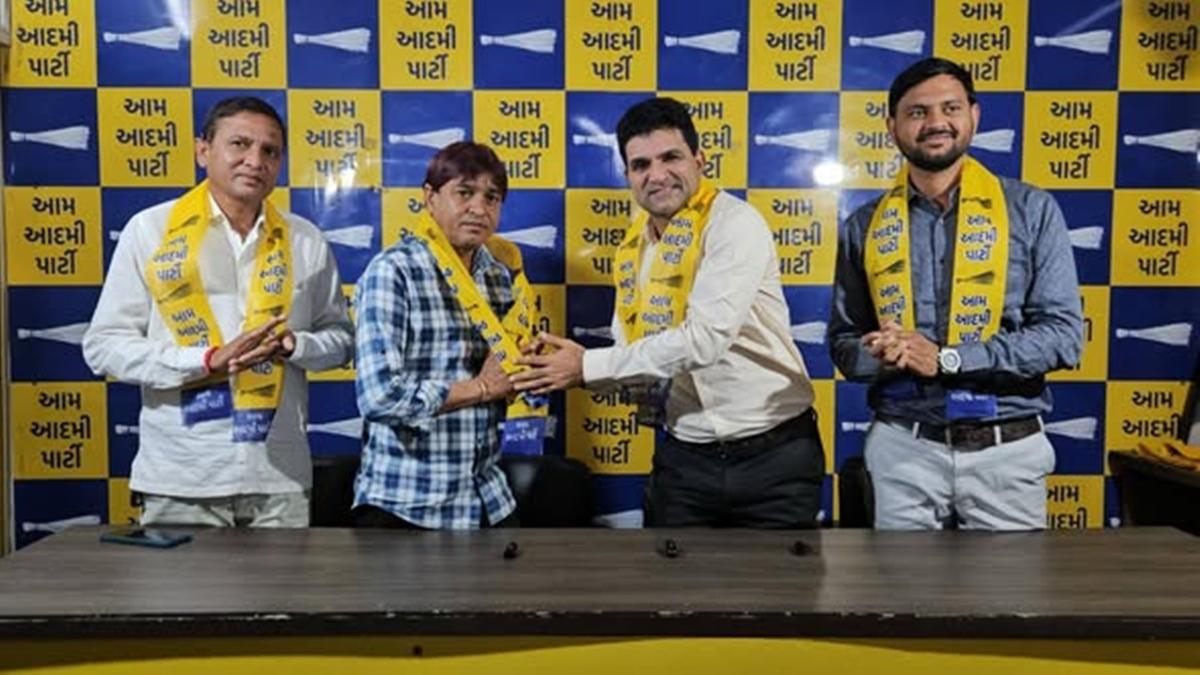 Image for 'કોંગ્રેસ નેતા રાજકરણ ઠાકોર AAP માં જોડાયા; ઈસુદાન ગઢવી દ્વારા પાર્ટીમાં સ્વાગત'