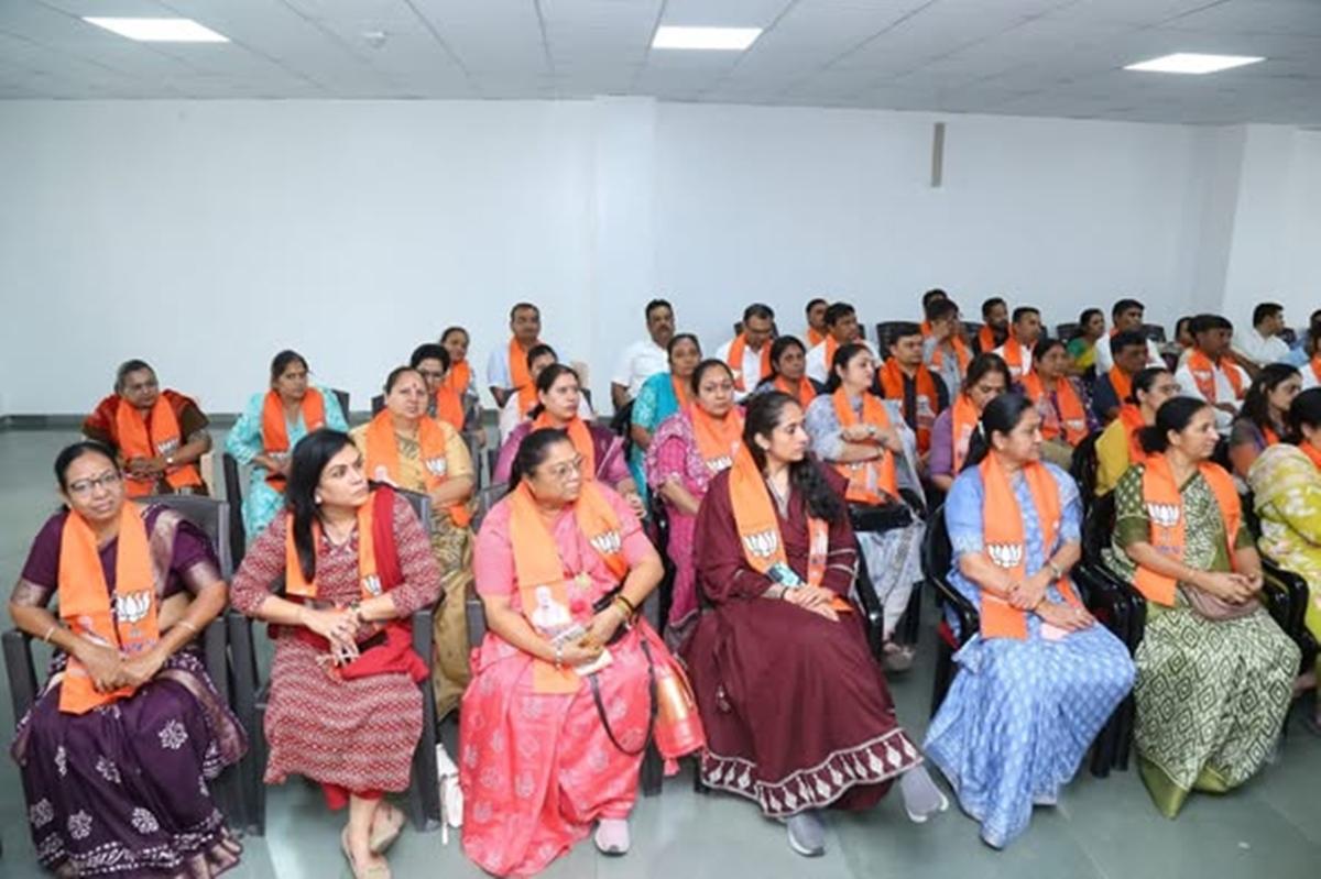 Image for 'સુરતમાં ભાજપ કાર્યાલયે મહત્વપૂર્ણ બેઠક યોજાઈ, વોર્ડ 5 ની કોર્પોરેટર નિરાલી પટેલ ઉપસ્થિત'